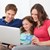 Familie mit Laptop