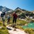Familie an blauem Bergsee bei schönem Wetter
