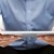 Oberkörper eines Mannes mit Tablet Oberkörper eines Mannes mit Tablet