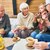 Senioren sitzen an Tisch mit Kaffee und Kuchen Senioren sitzen an Tisch mit Kaffee und Kuchen