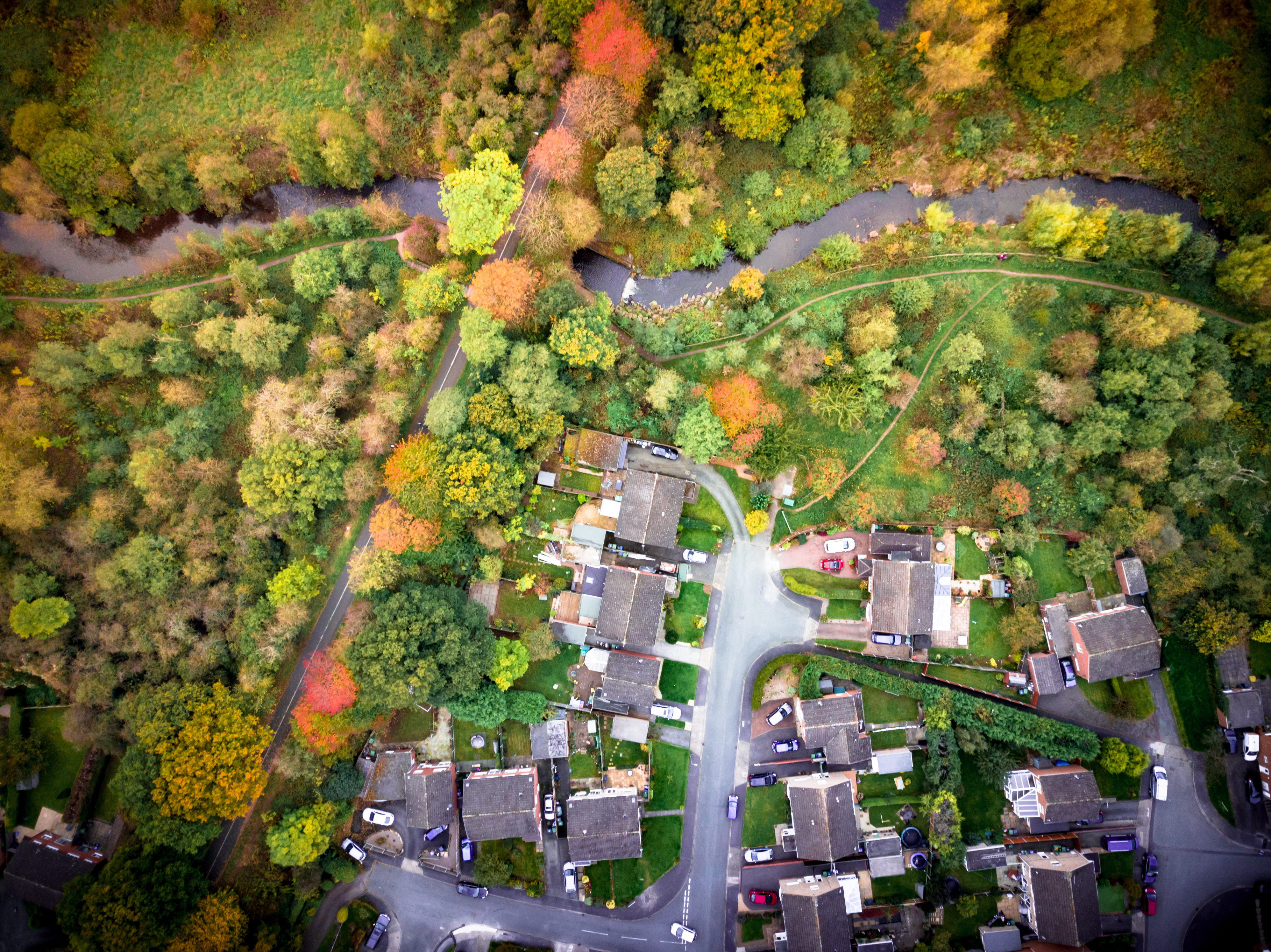 Luftbildaufnahme vom Dorf und Natur