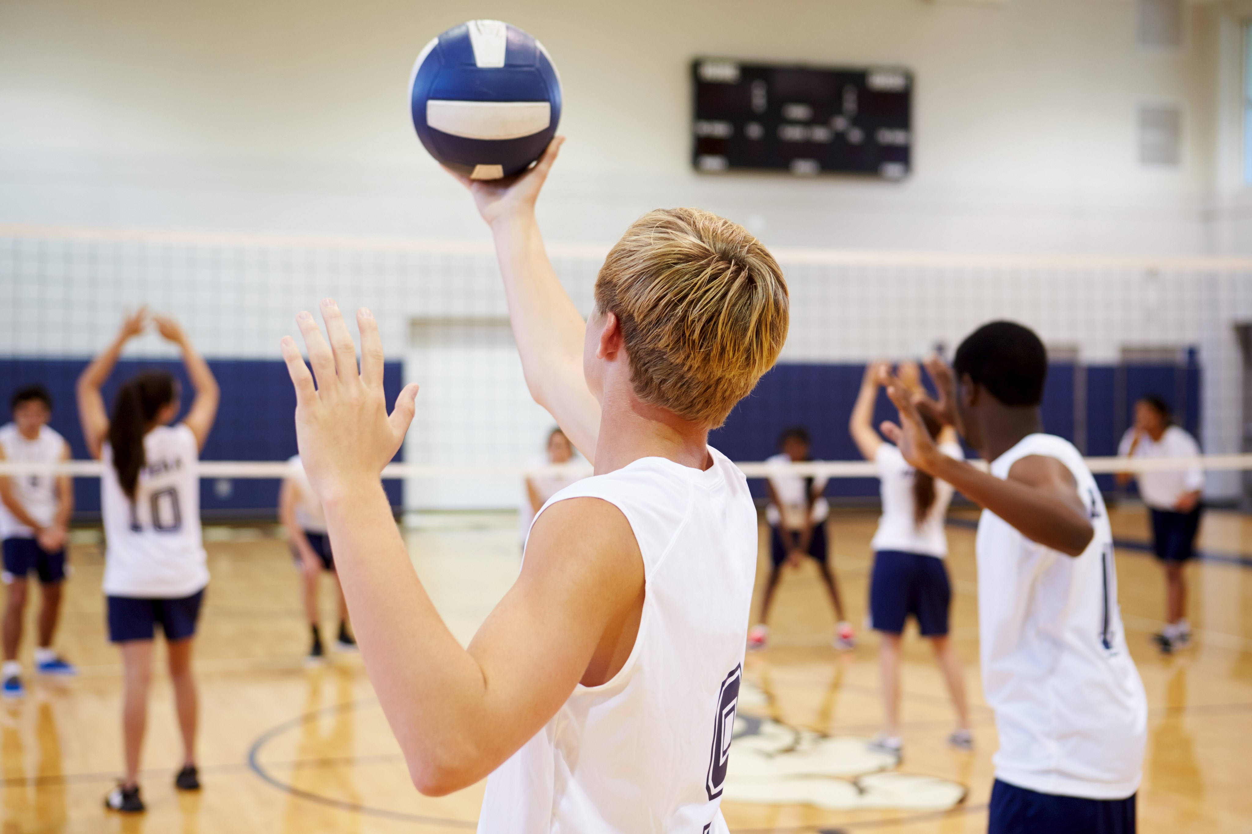 Spieler:innen auf Volleyballfeld