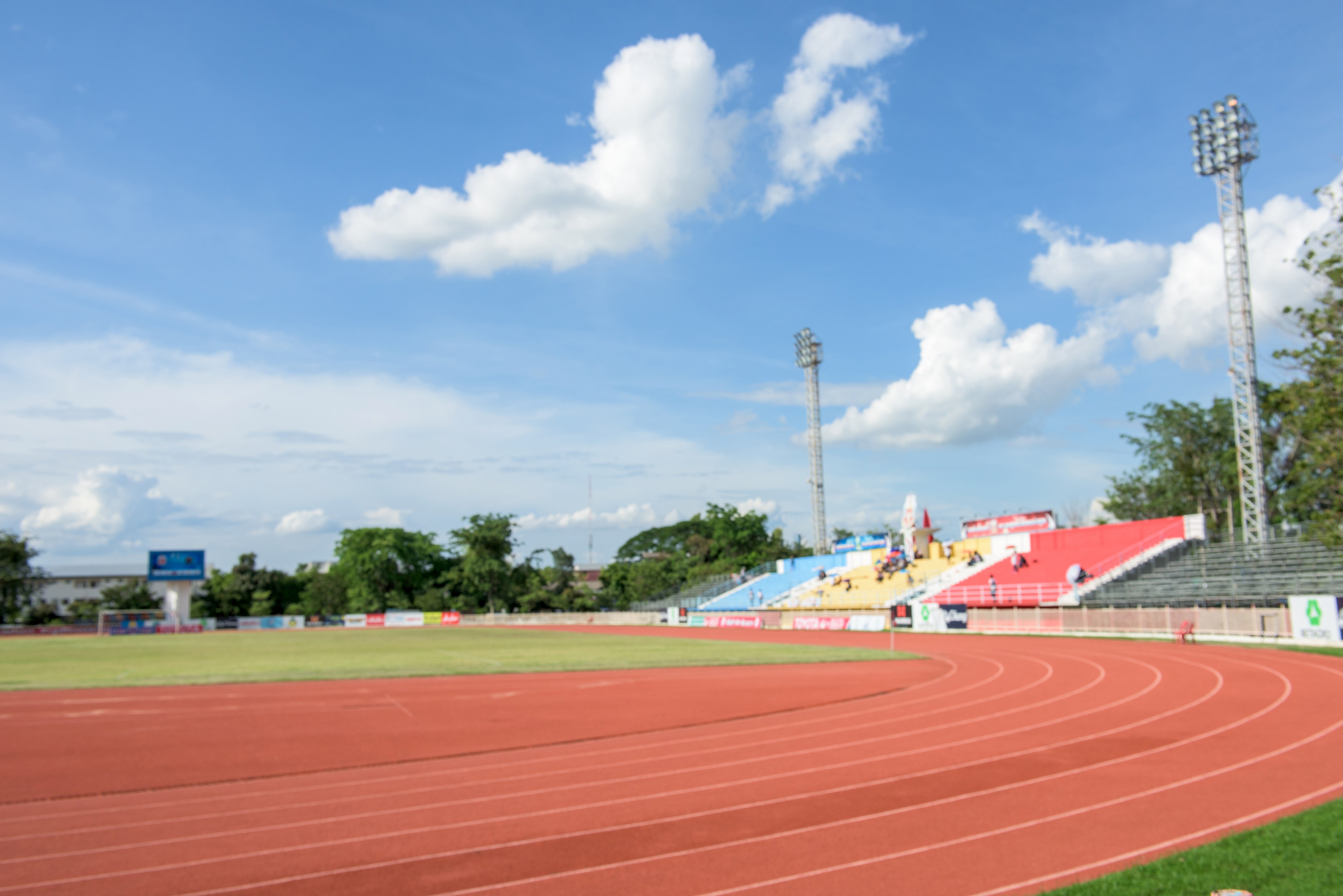 Sportplatz mit Laufbahnen