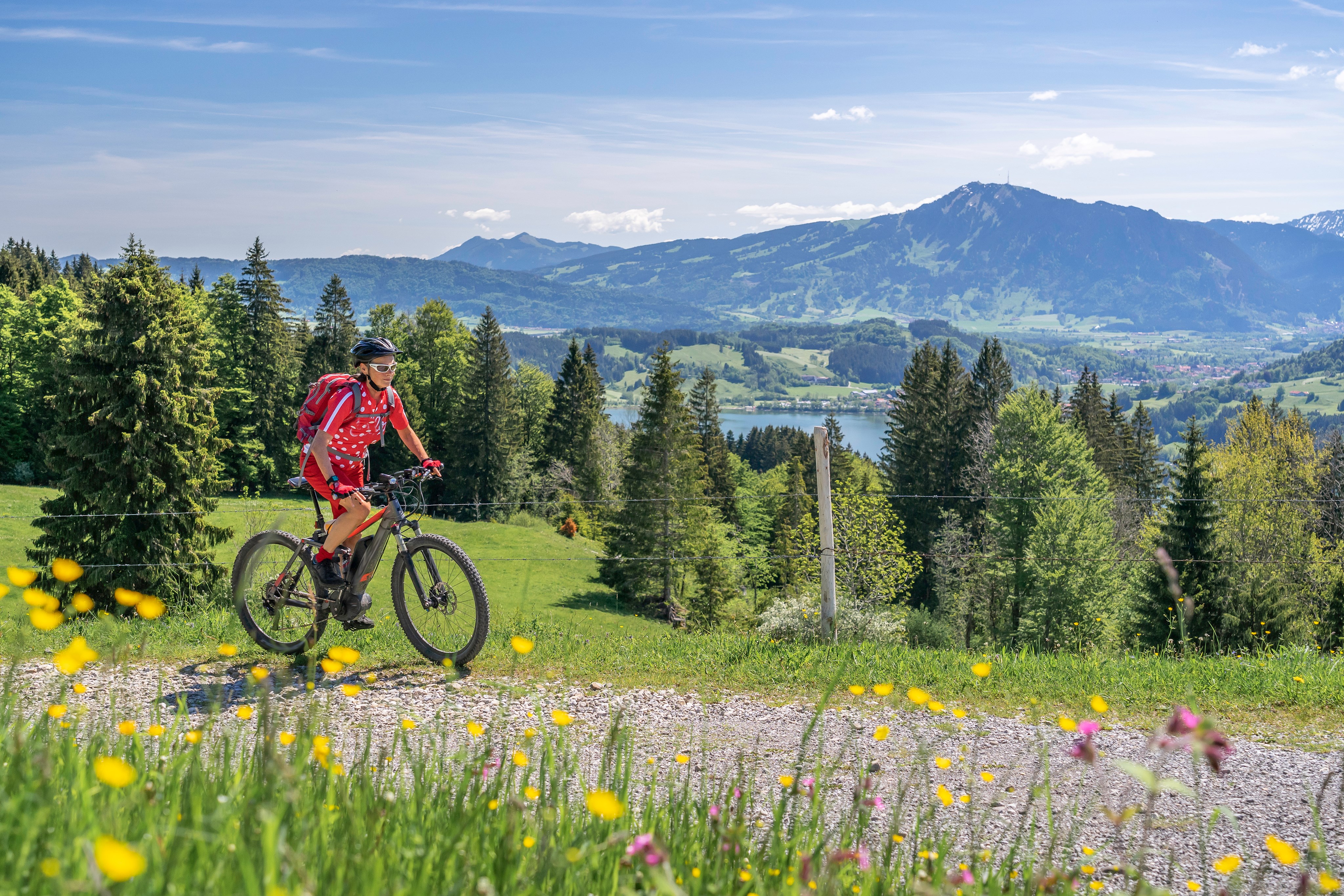 Frau auf Fahrrad in der Natur