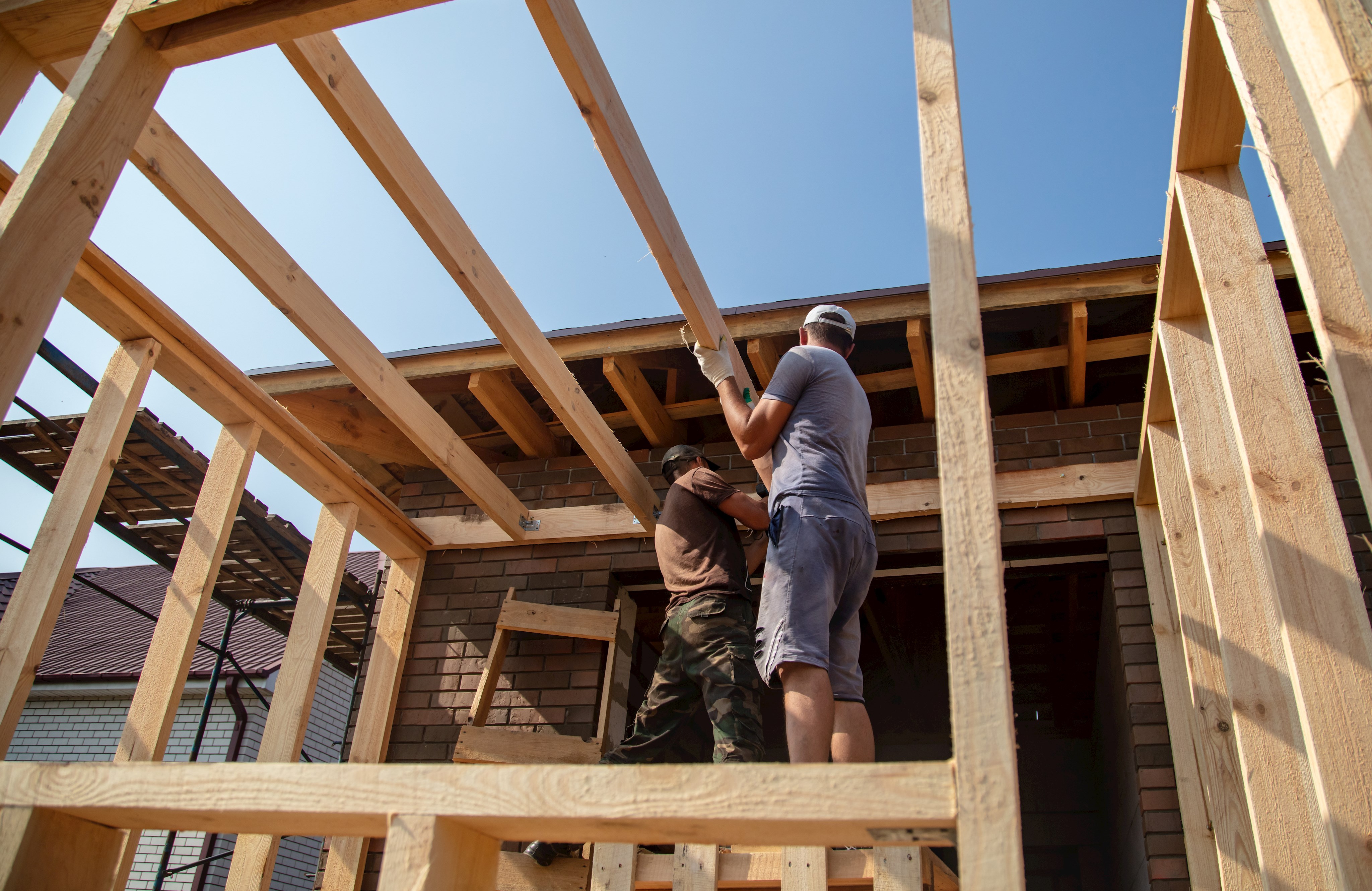 Handwerker bauen Holzgerüst