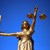 Goldene Statue mit Waage in linker Hand und Schwert in der rechten