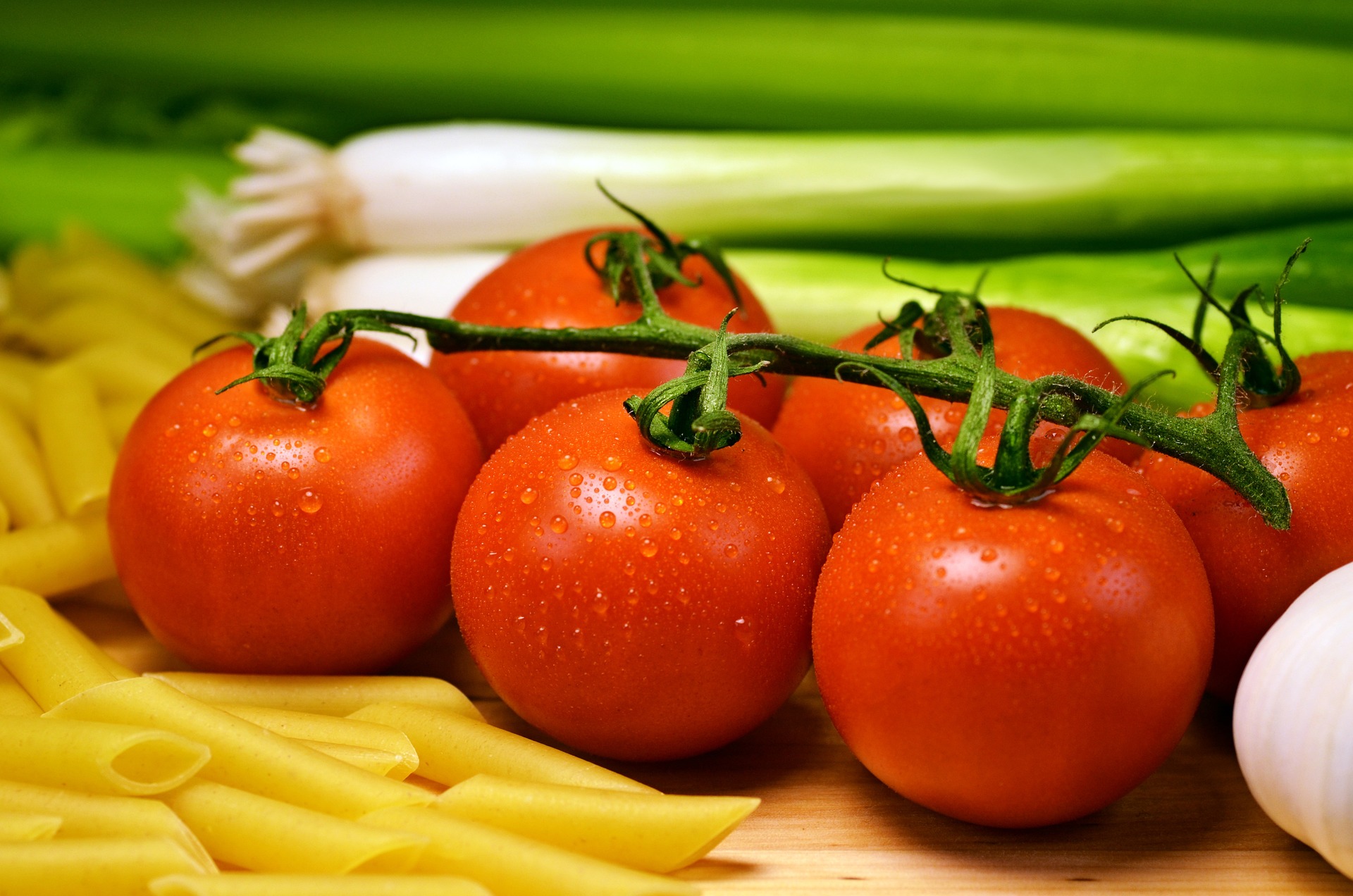 Tomaten, Nudeln und andere Kochzutaten